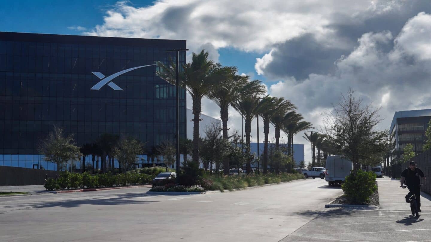 SpaceX challenges AT&T, Verizon and T-Mobile for mobile customers