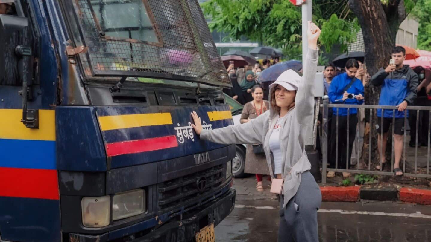 Rhiya Yadav blocks police van at NEET protests in Mumbai