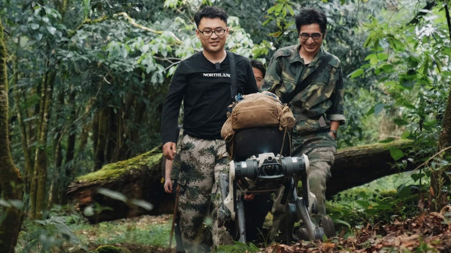 Robotic dog aids Ailaoshan researchers, films parasitic plant and gibbons