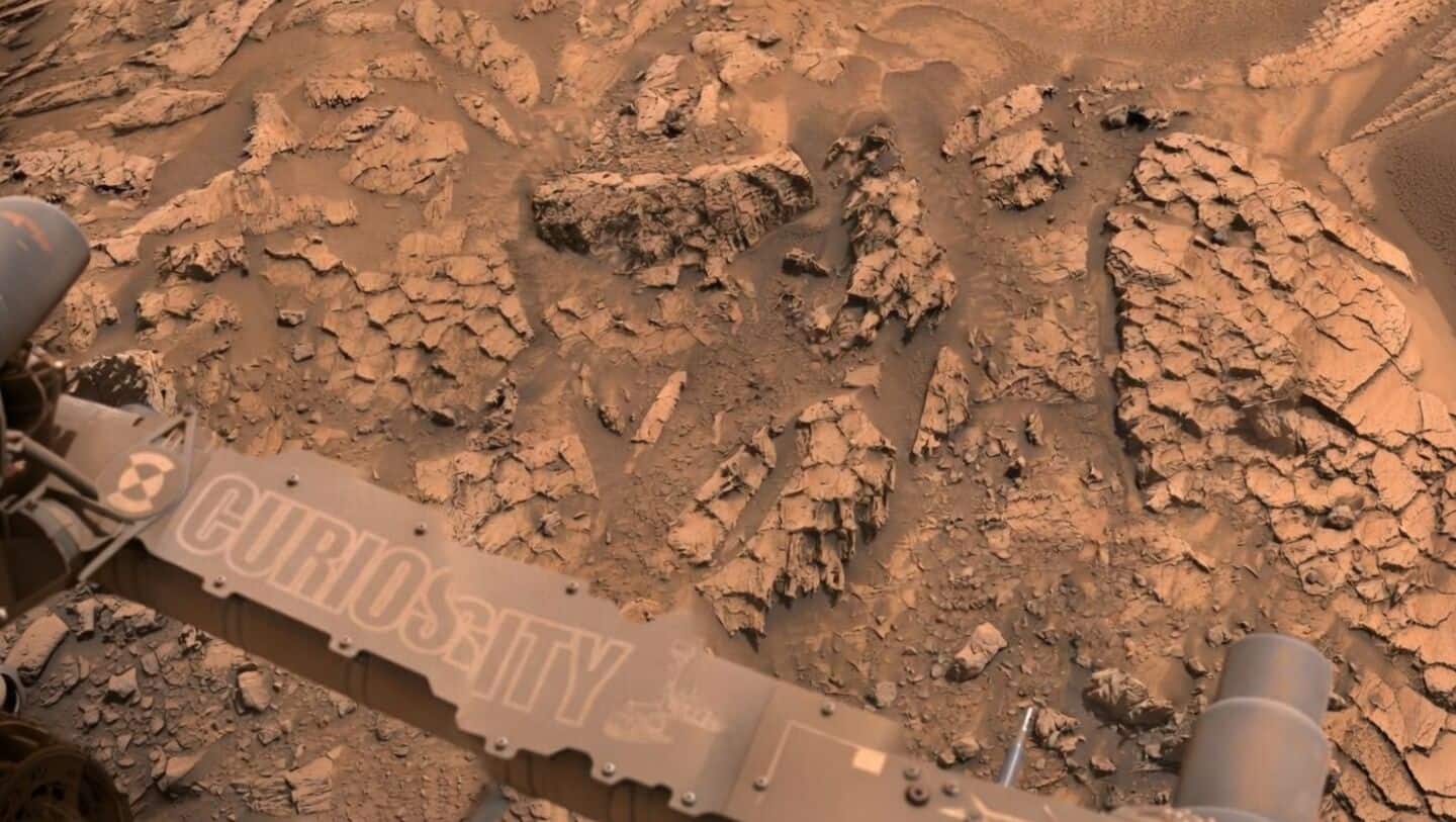NASA's Curiosity spots honeycomb-shaped polygons at Mars's Antofagasta crater