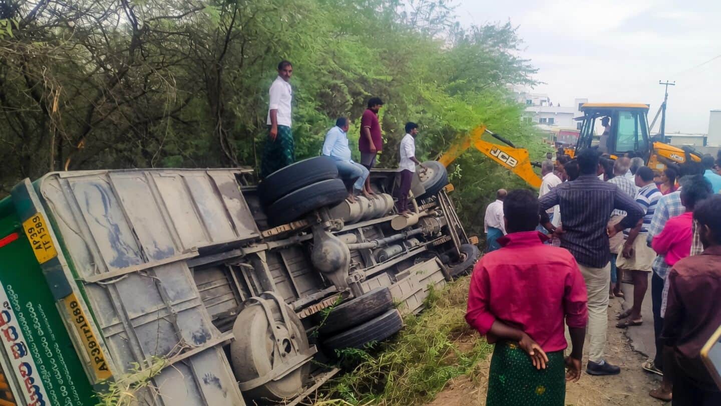 APSRTC bus overturns near Madduluru, 14 injured expected to recover