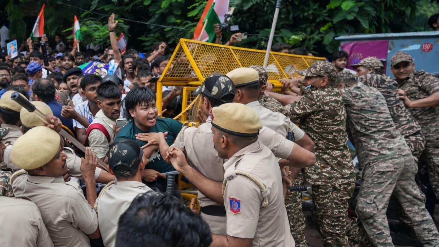Mumbai police name 900+ in 8 FIRs after CJP protests
