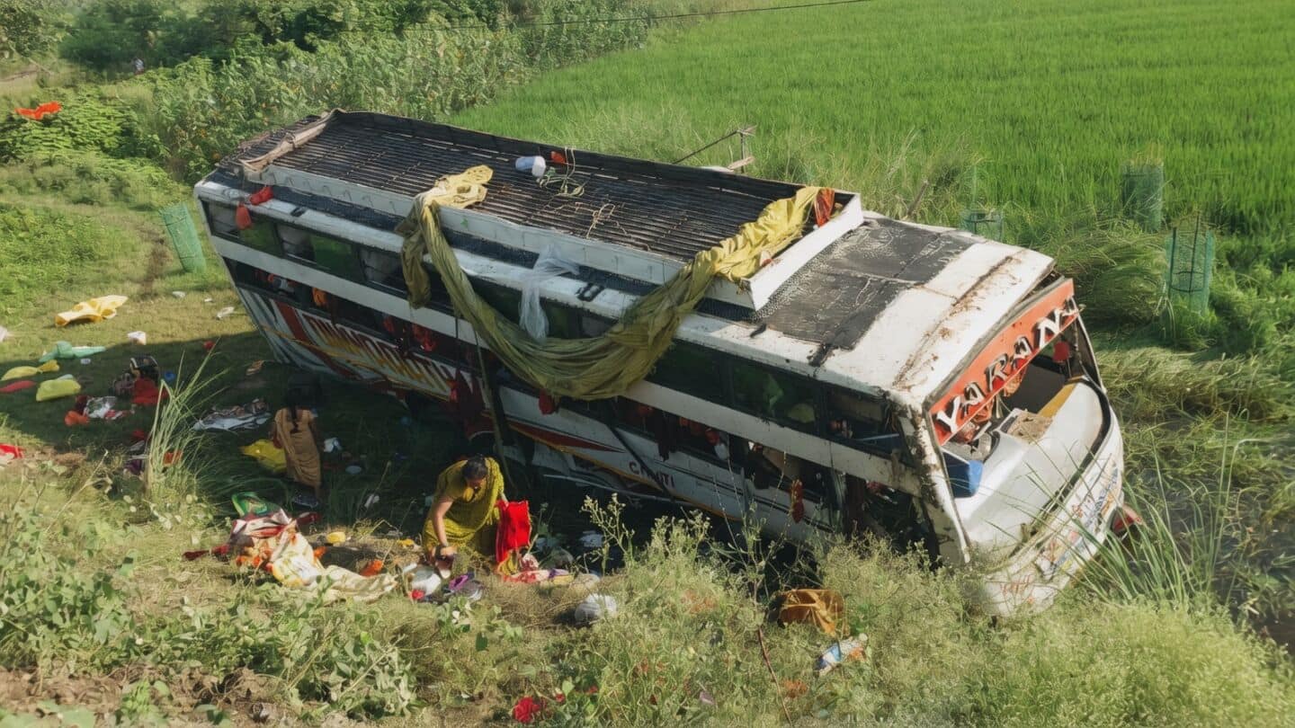 Bus carrying 73 Kanwariyas overturns near Uchholiya gurdwara, 1 dead