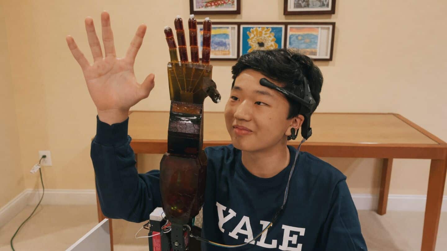 Benjamin Choi from Virginia builds brain-controlled prosthetic arm without surgery
