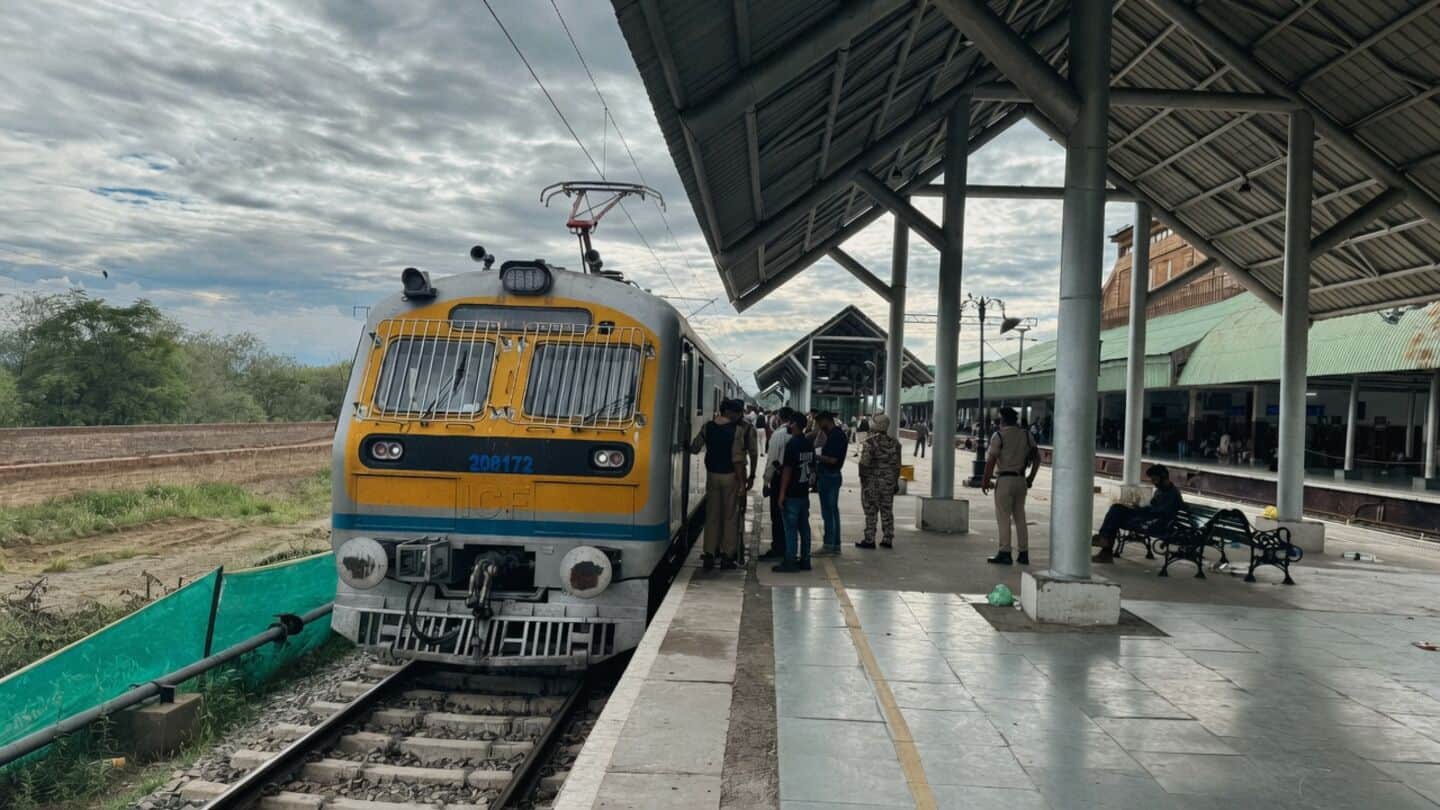 Heavy rain closes Srinagar-Jammu National Highway, trains evacuate 1,500 tourists