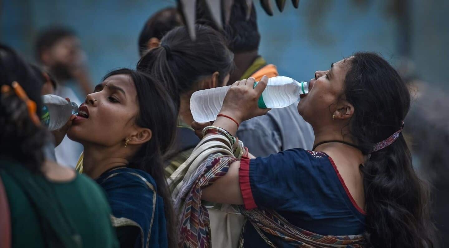 Delhi hits 39 Celsius, light rain then 42 Celsius Sunday