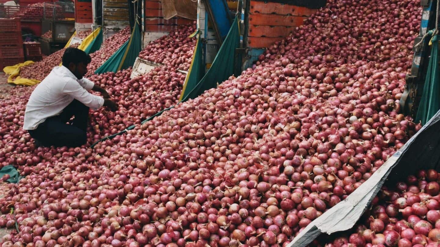 Tamil Nadu sells onions at ₹35 to help families