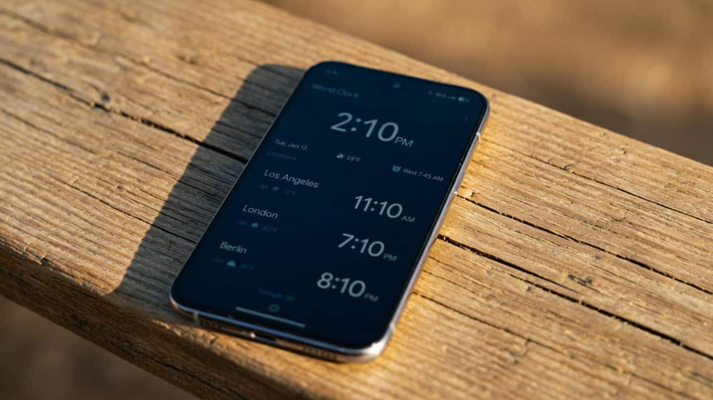 Google Clock 9.0 adds live updates on Pixel Android 16+