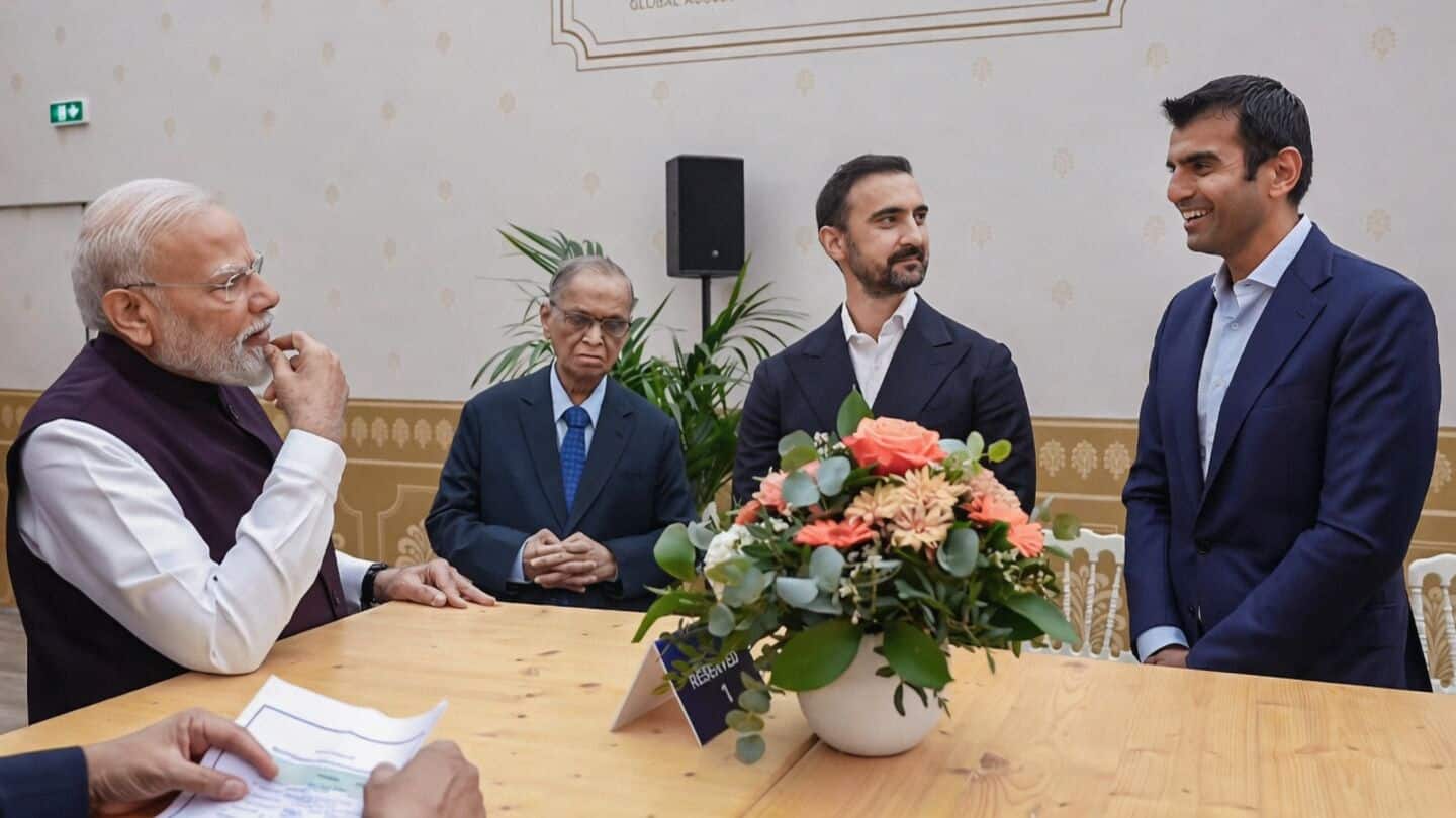 Modi meets French CEOs in France to spur India investments