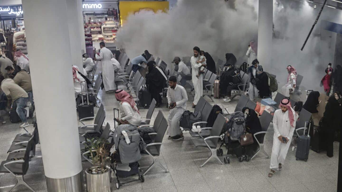 Nearly half Saudi flights canceled with Riyadh airport shut