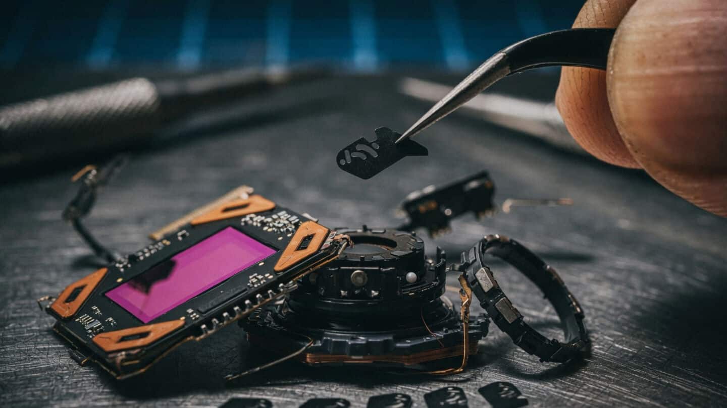 iFixit finds 6-blade variable aperture in iPhone 18 Pro models