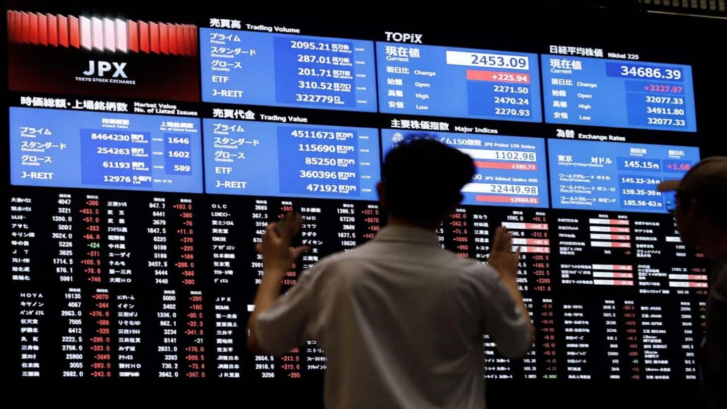 Japanese government bond yields fall after oil dips, 10-year 2.765%