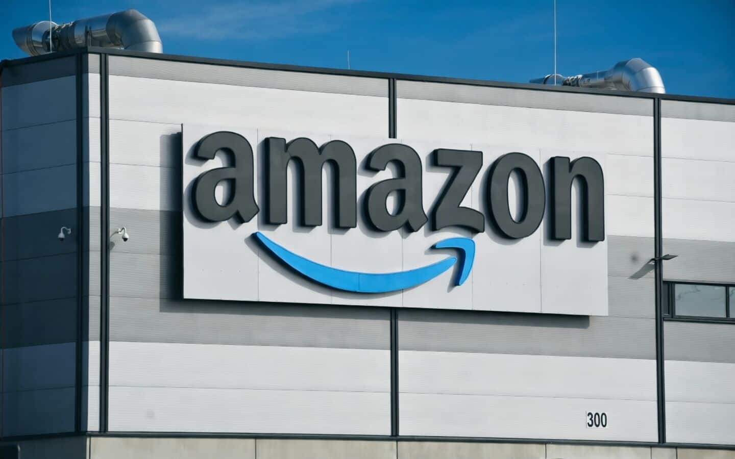 Amazon asks regulators to block SpaceX's 1 million satellite constellation plan