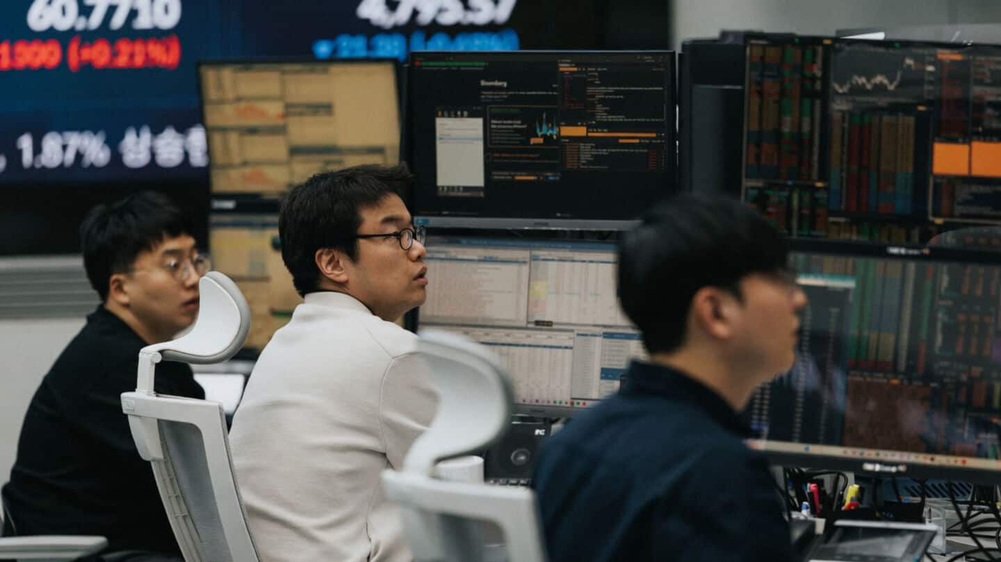 Kospi rebounds 8% as Samsung and SK Hynix rally