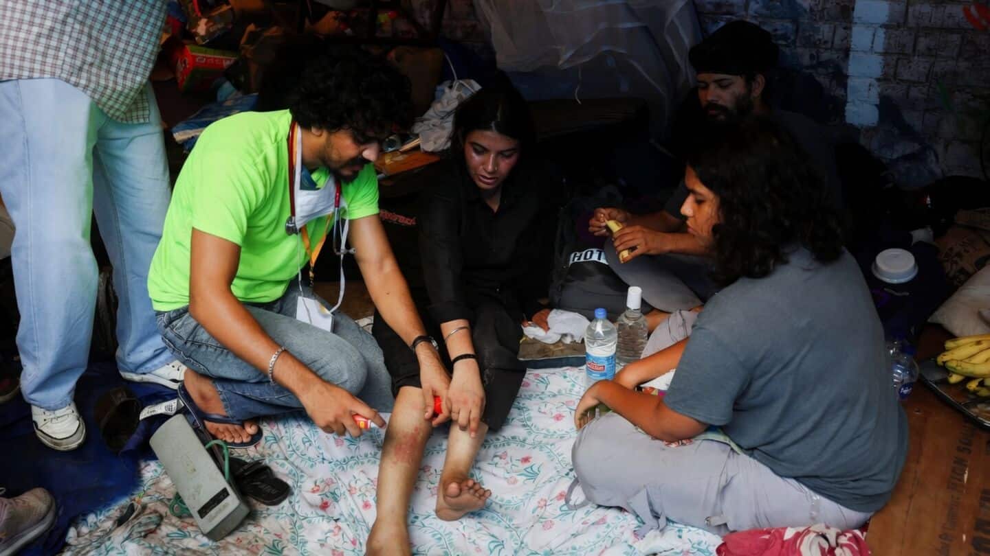 Doctors at Delhi's Jantar Mantar provide on site care