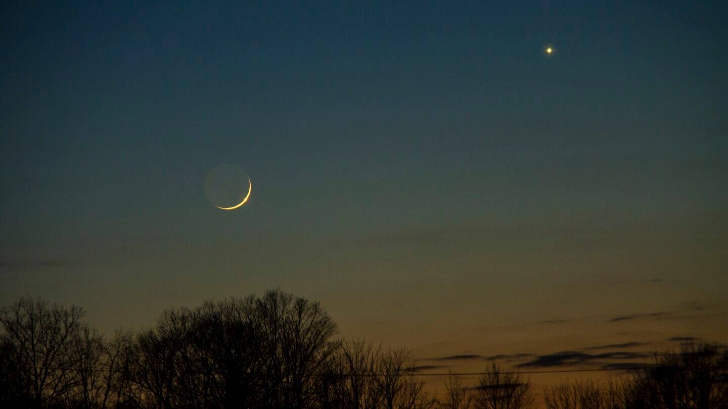 Tonight: Crescent moon, Mars to appear close together in sky