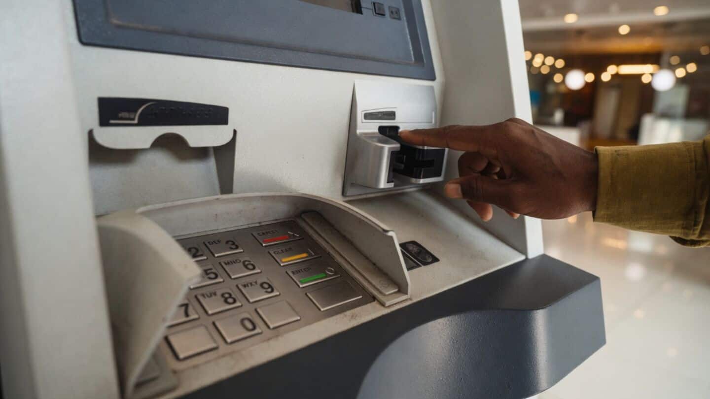 क्या सरकार छोटे शहरों में बंद करने जा रही ATM? नकदी की आ रही समस्या