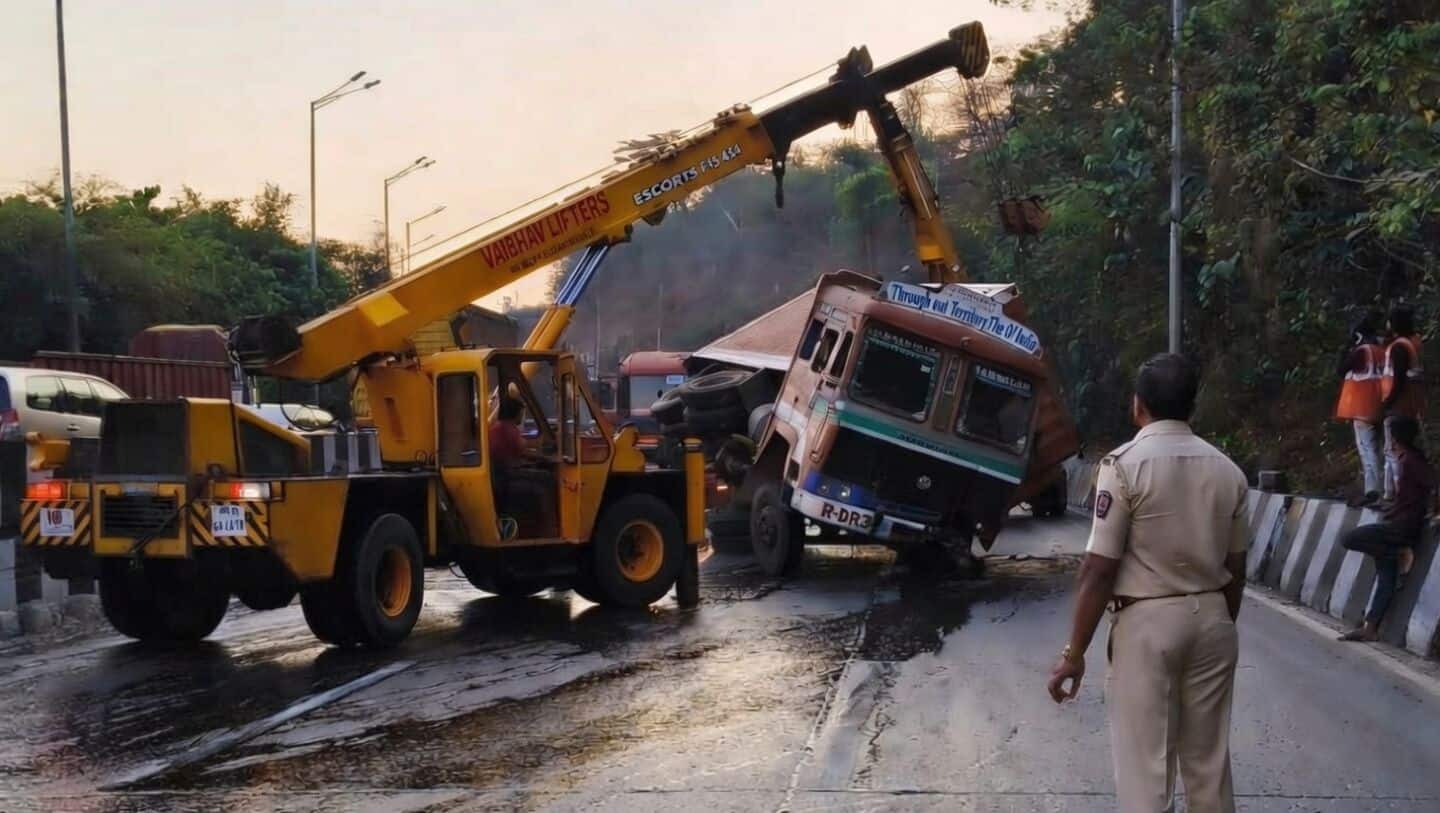 Pune-Mumbai highway: Fish-laden truck overturns, causes massive traffic jam