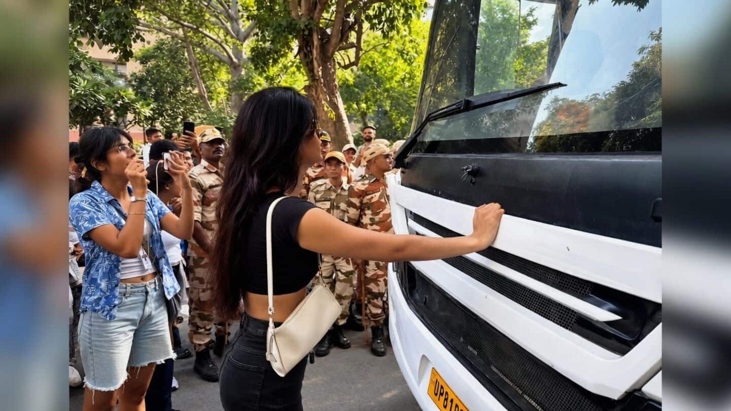 दिल्ली में CEC ज्ञानेश कुमार के खिलाफ प्रदर्शन, पुलिस बस के आगे डटी जेन जी