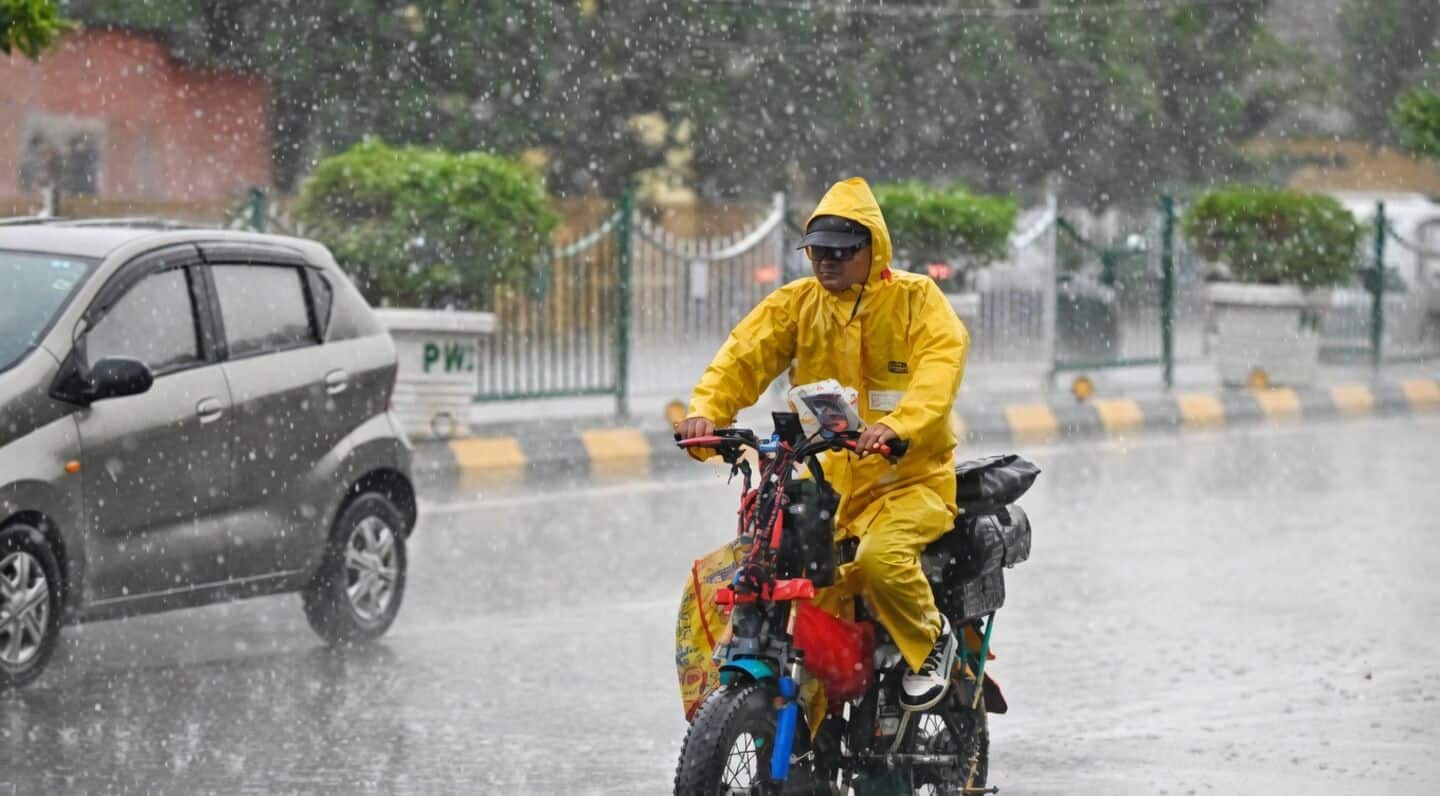 Heavy rain and 67km/h gusts hit Delhi-NCR Thursday night