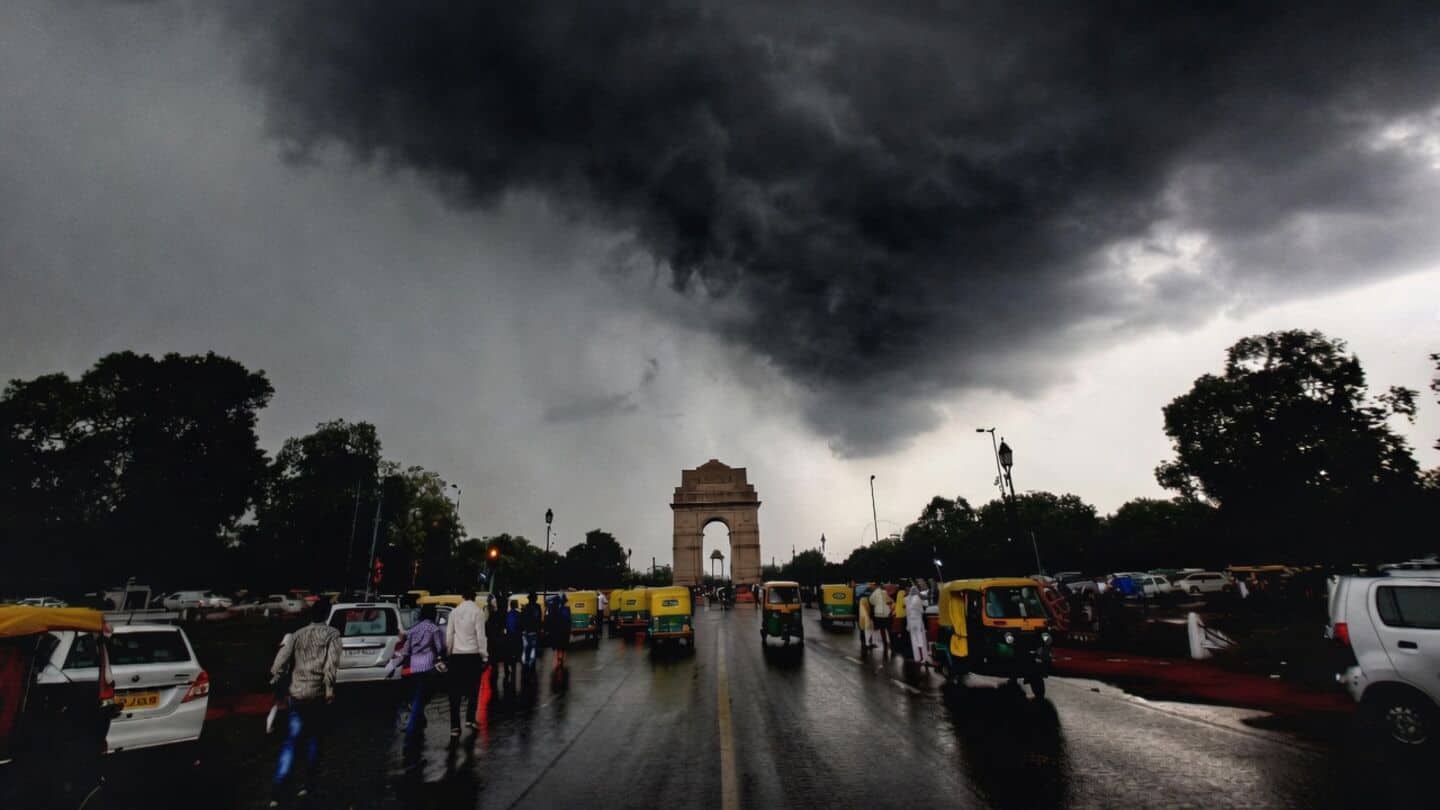 IMD forecasts intermittent rain and thunderstorms, Delhi cooling to 30C