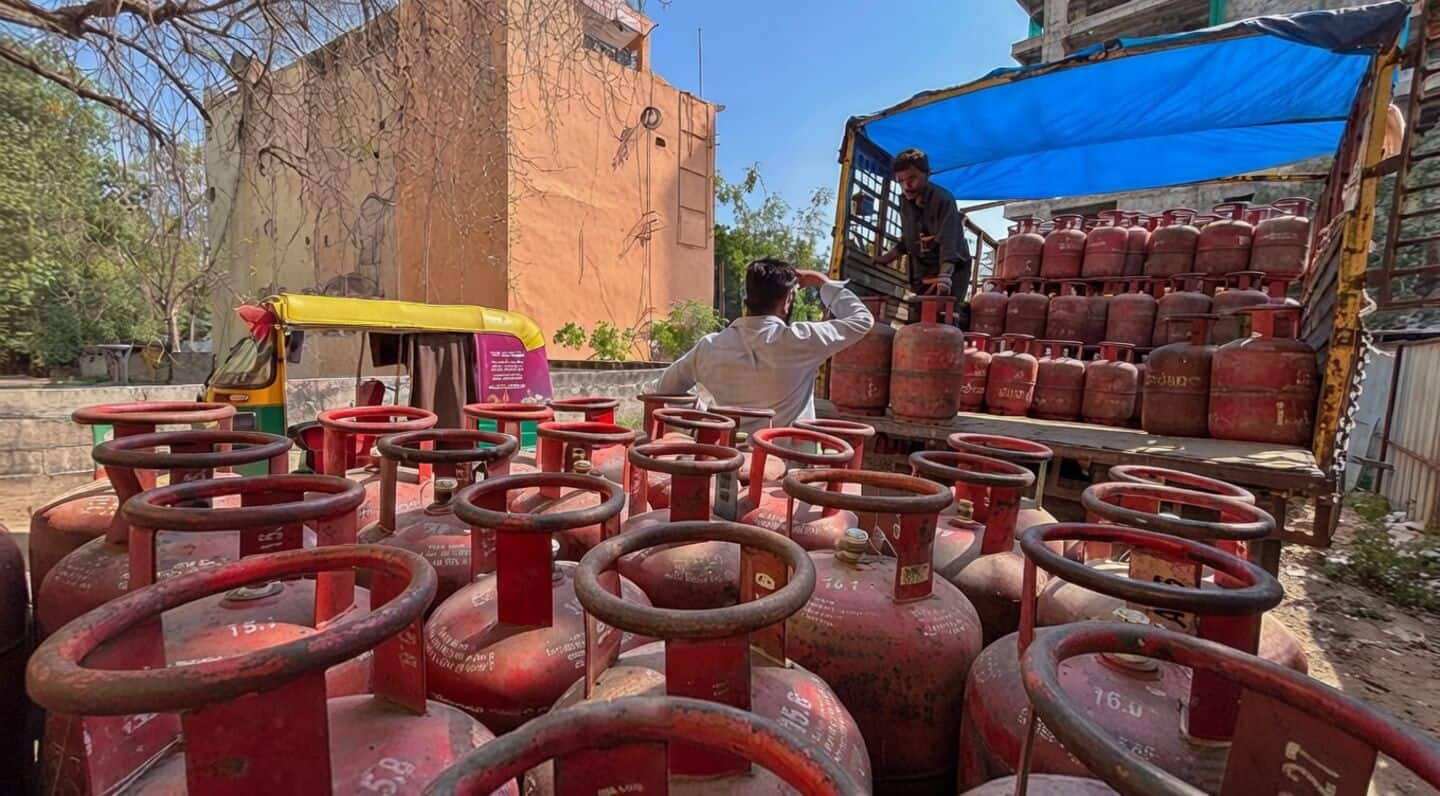 Stricter rules spark Gurugram LPG crisis, forcing use of firewood