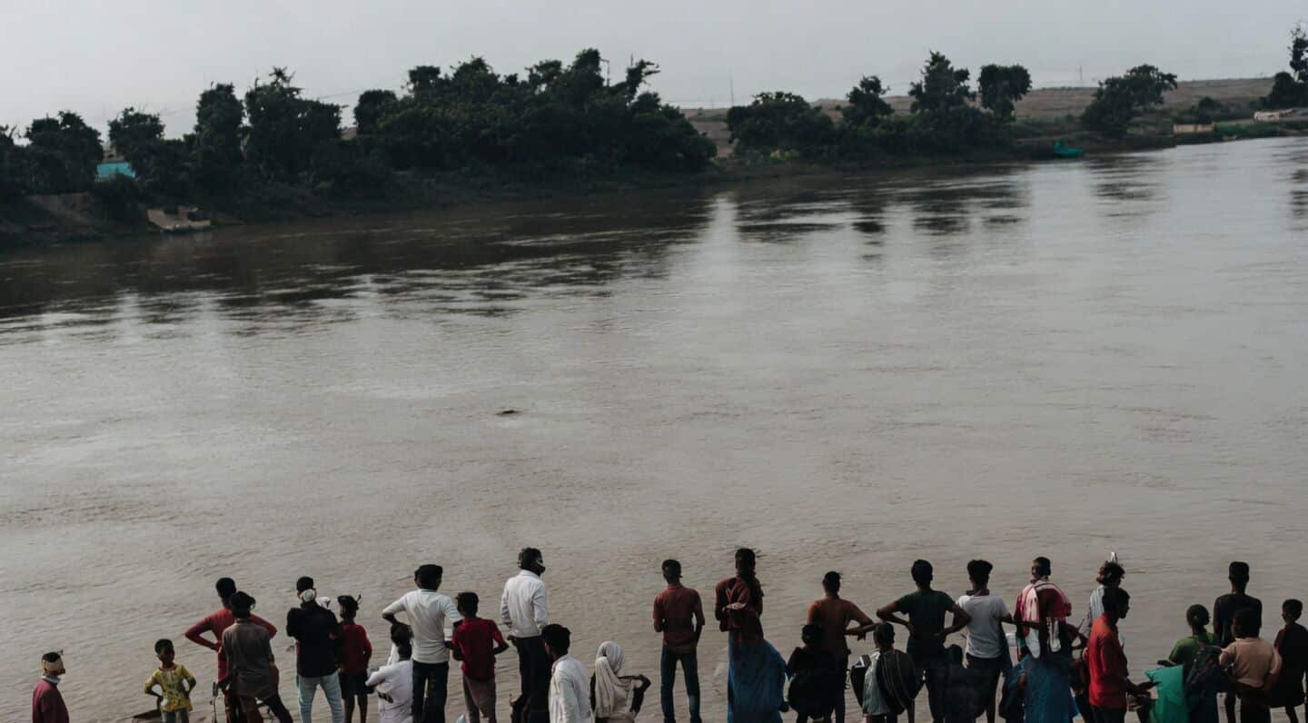 Boat carrying 10 to harvest moong capsizes in Kosi river