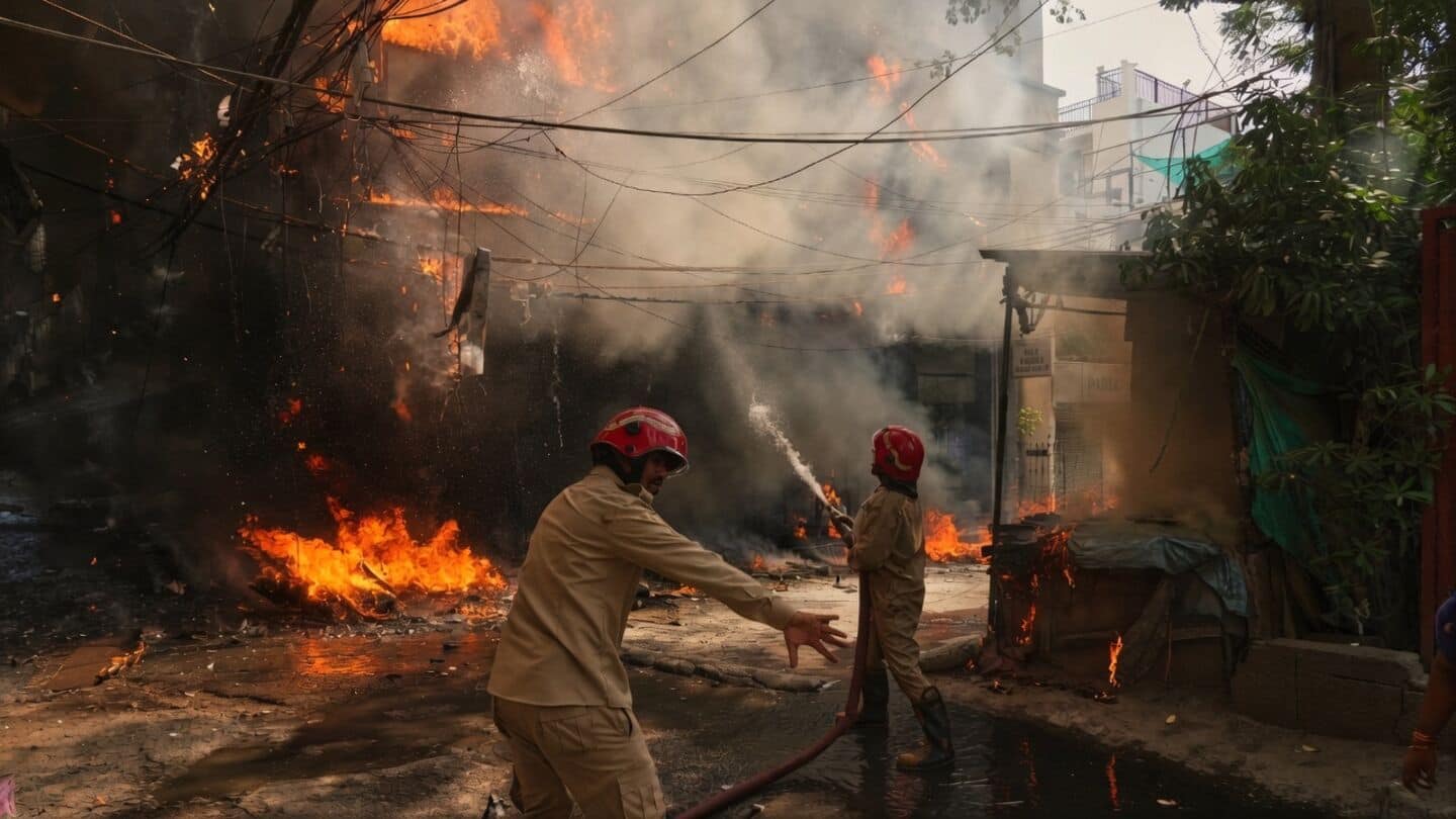 नवी मुंबई: घंसोली में आग लगने से&nbsp;4 घायल, दमकलकर्मियों की जांबाजी से टला बड़ा खतरा