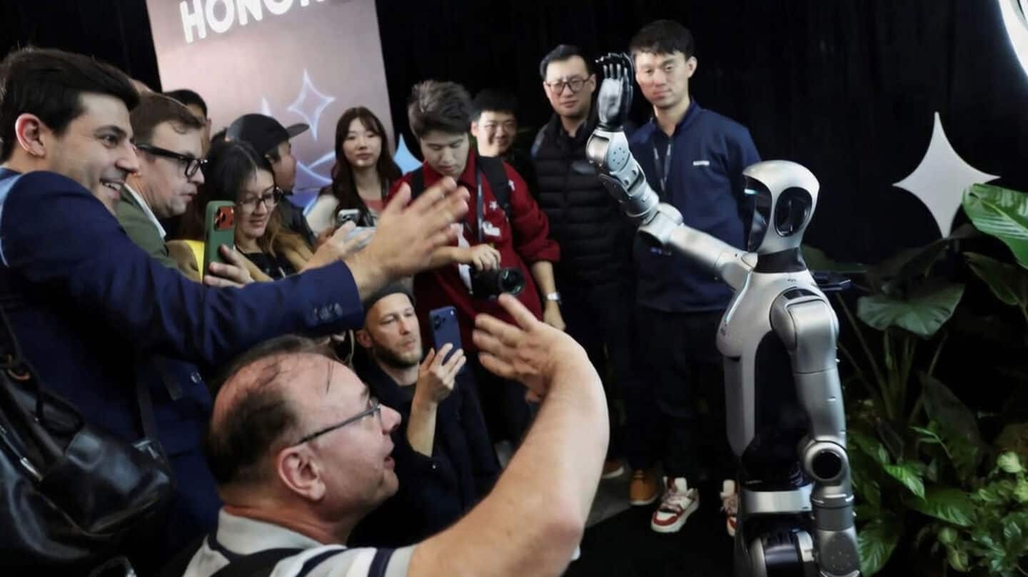 This smartphone has a mini robotic gimbal for its camera