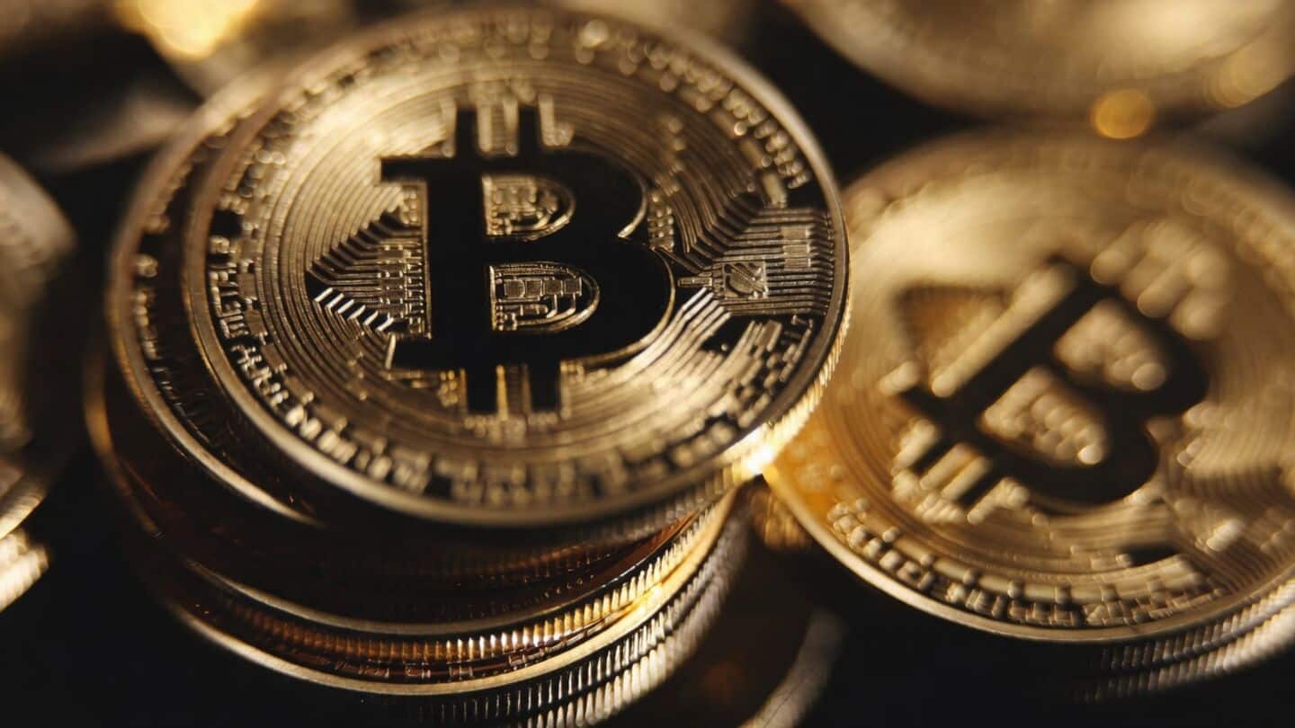 Bitcoin falls 2% to $64,512.2 amid 16% monthly decline