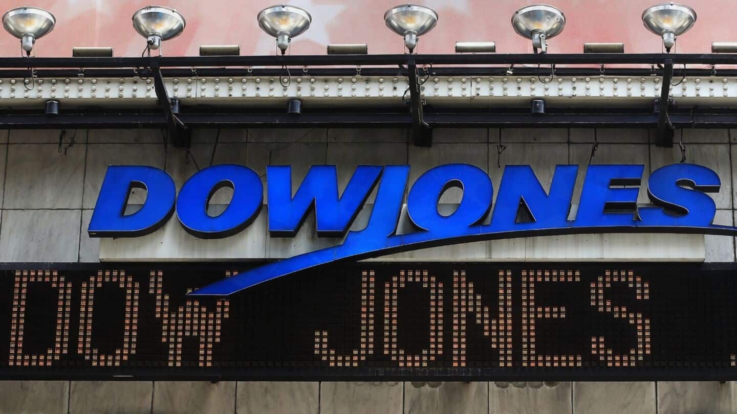 Dow closes above 52,000 for 1st time, markets rebound