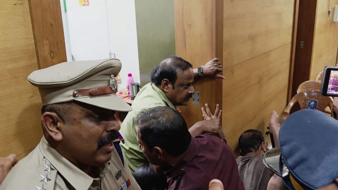 BJP and CPI(M) councilors scuffle outside Mayor VV Rajesh's chamber