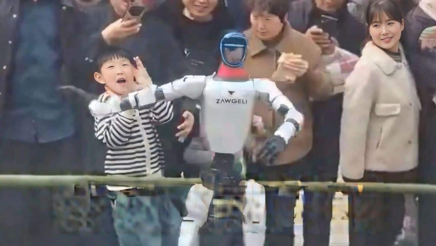 Dancing robot hits boy in Shaanxi, video sparks safety concerns