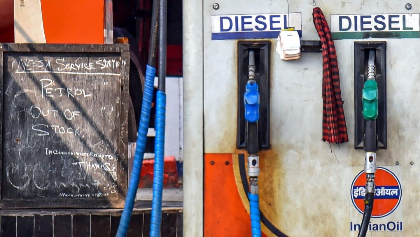 Petrol prices unchanged in Delhi and Mumbai this Sunday
