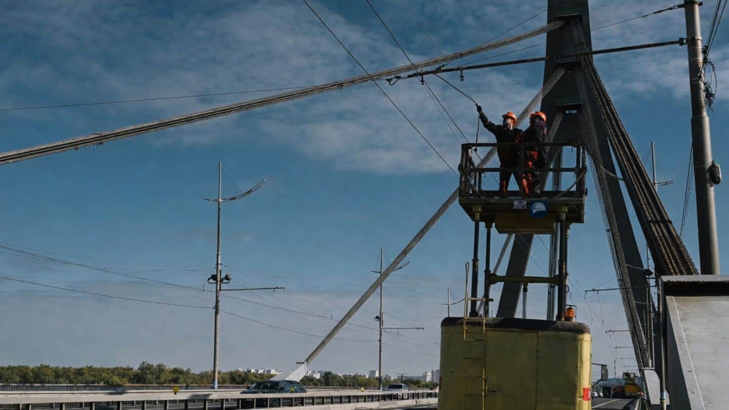 Russian drone strike damages Kyiv's northern bridge during Merz visit