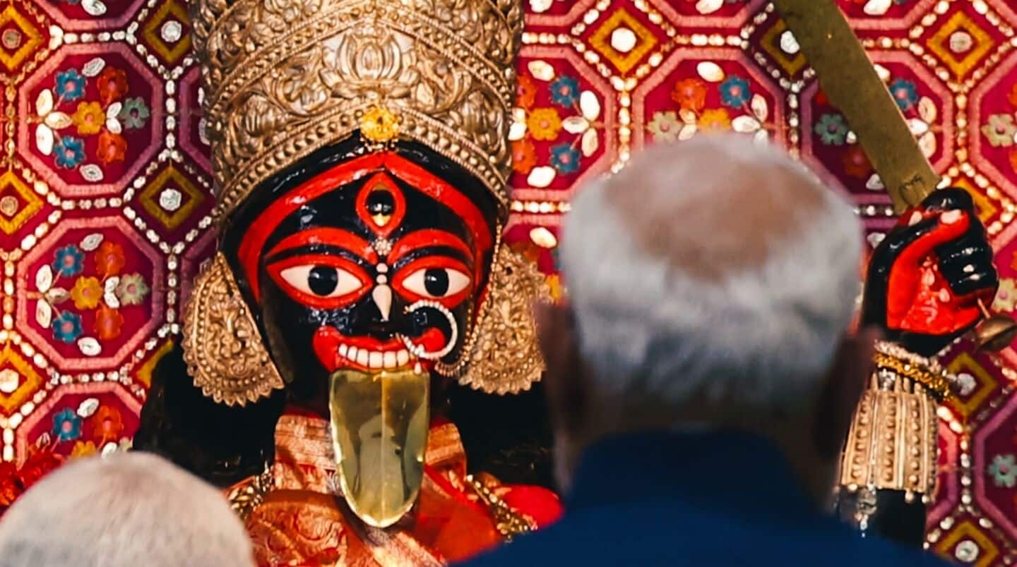 Narendra Modi visits Kolkata's Thanthania Kalibari temple during election campaign