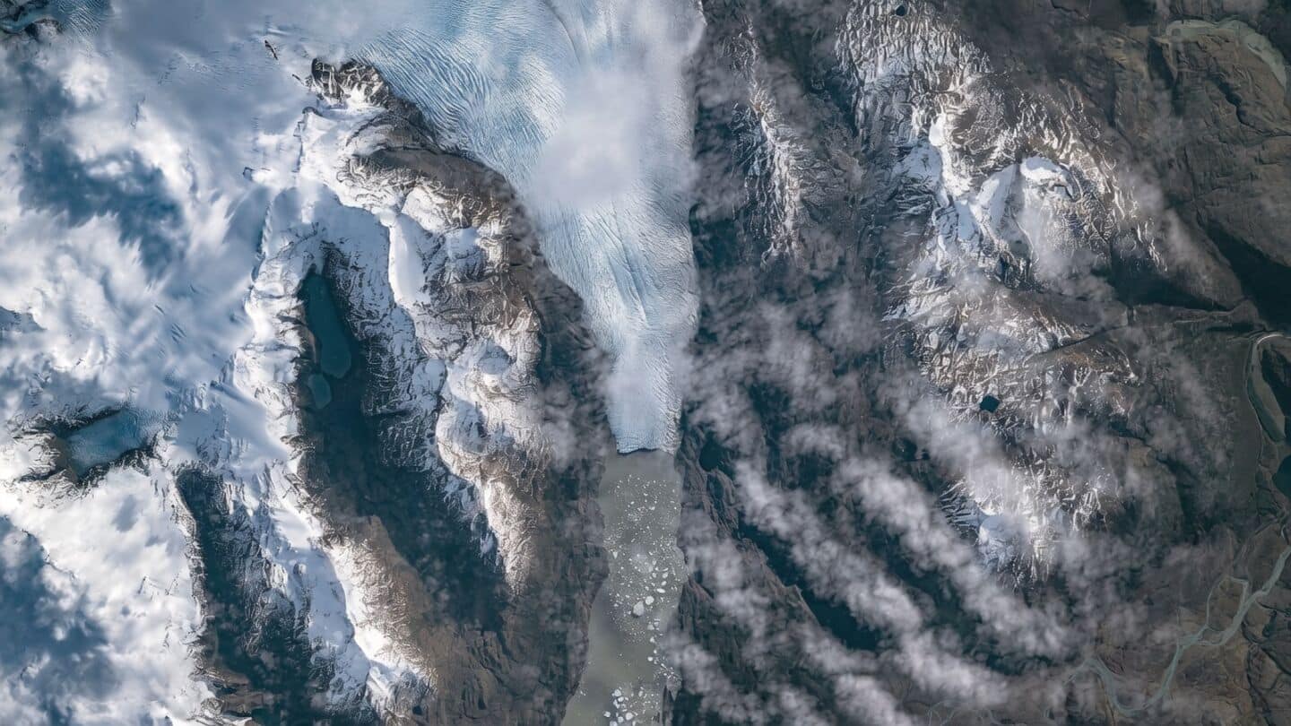 Astronauts photograph Tyndall Glacier calving into Lago Geikie, climate signal