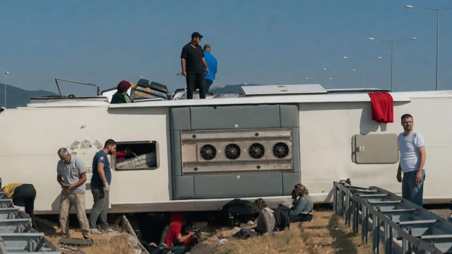 Bus and truck crash in Manisa kills 11, injures 27