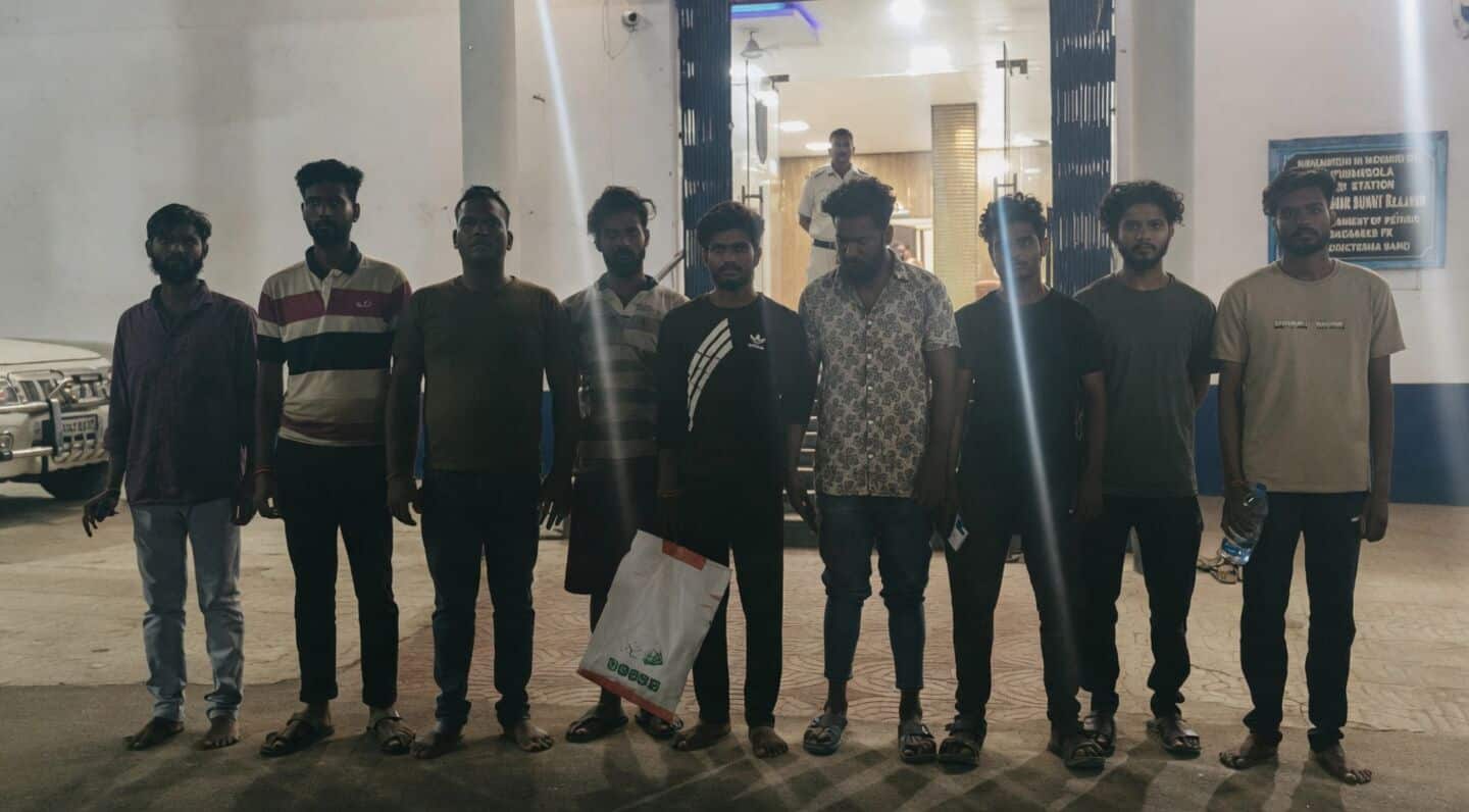 Murshidabad police arrested 9 Bangladeshi nationals at Bhagabangola station