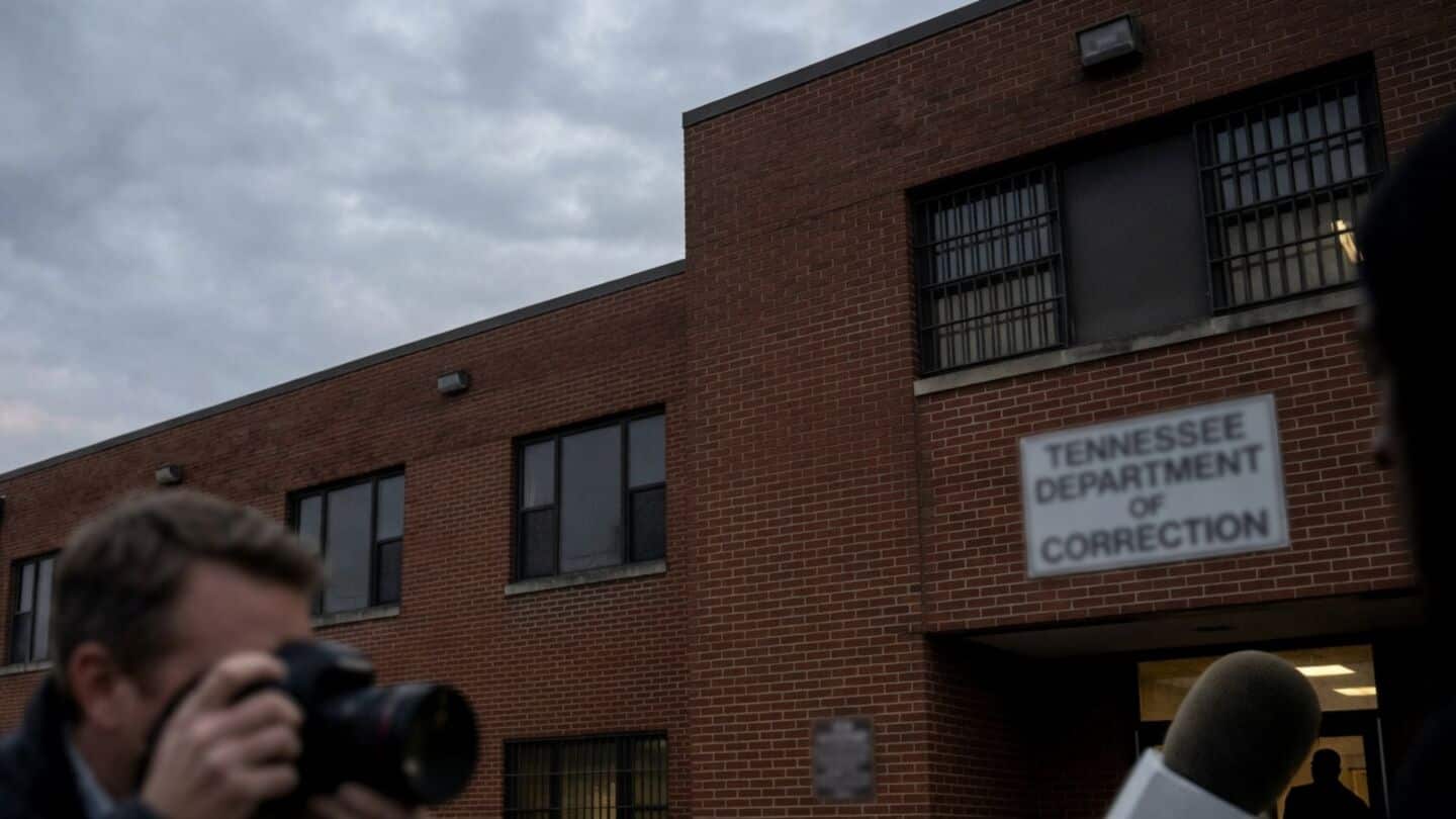 Tennessee execution of Christa Pike halted after 2 lethal doses