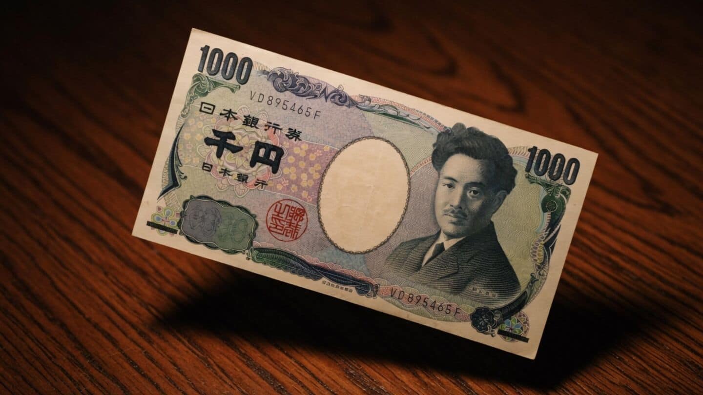 Yen drops past 163 per US dollar, weakest since 1986