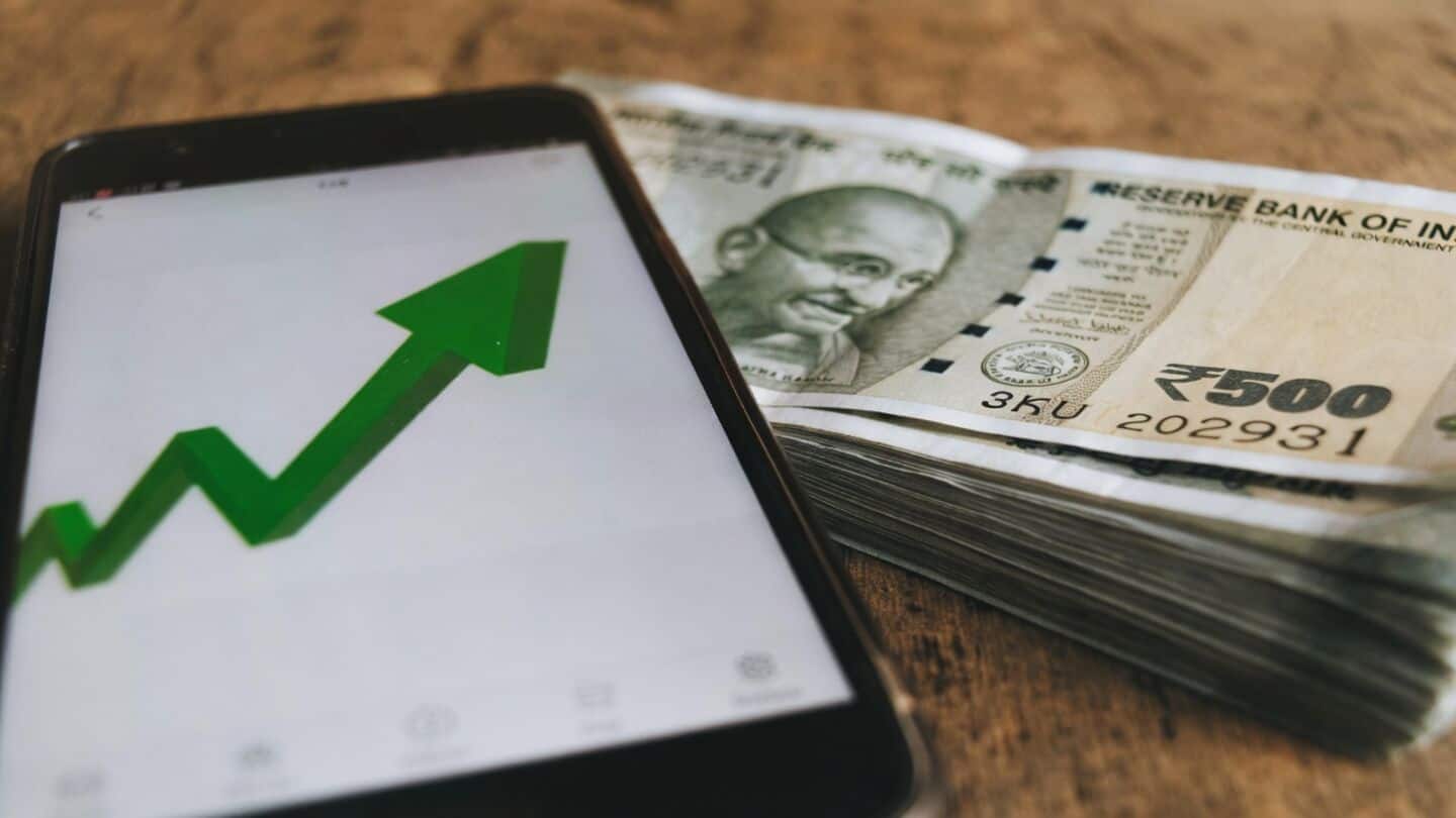 RBI के नीतिगत फैसले से पहले डॉलर के मुकाबले रुपये में गिरावट