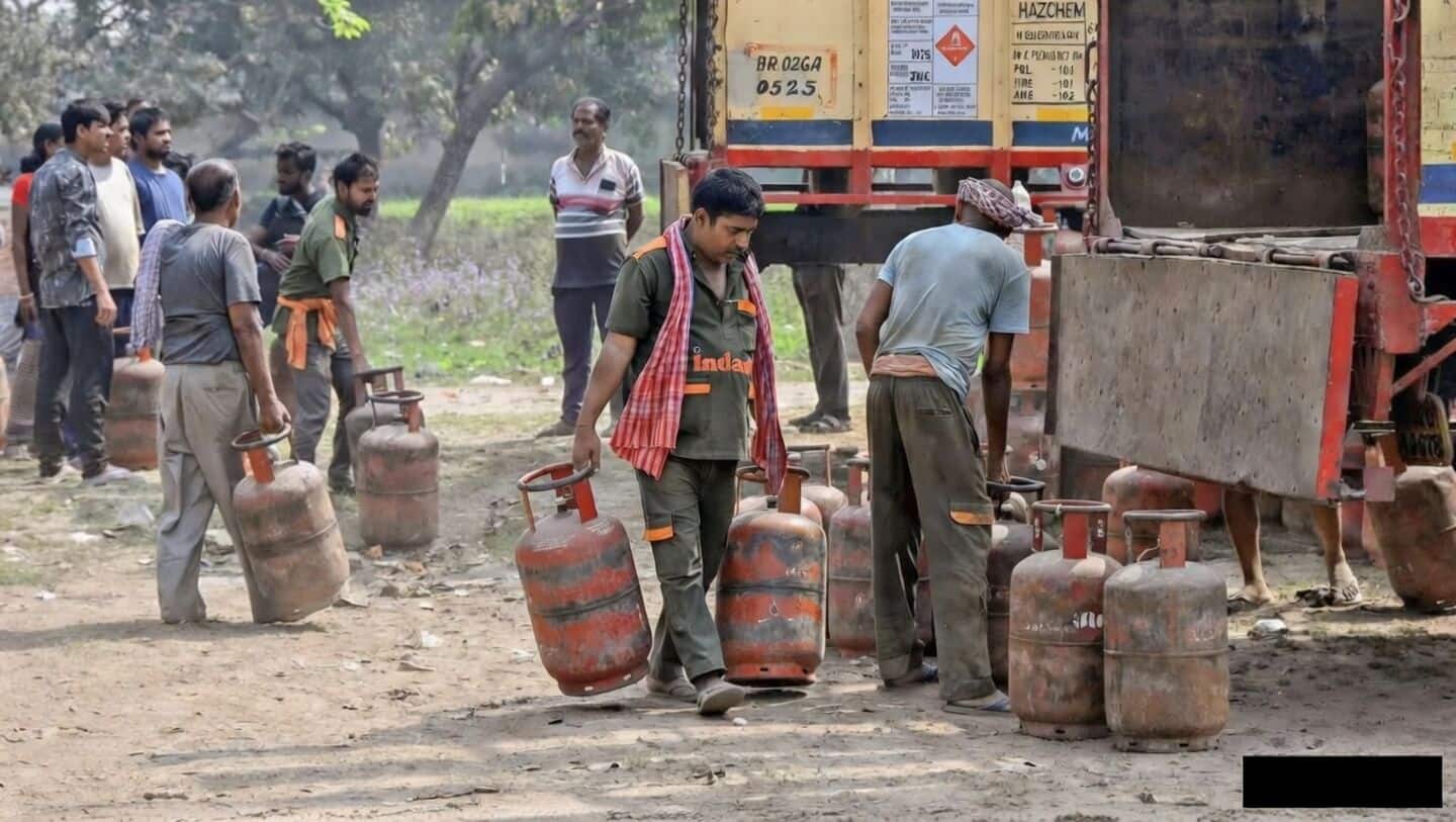 No LPG gas in India: Auto parts workers head home