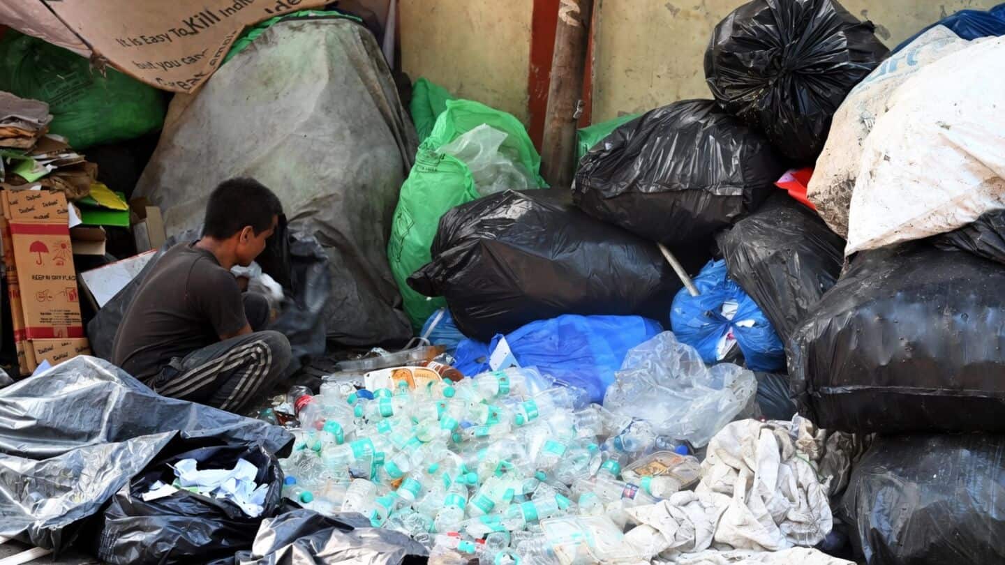 NDMC clears Jantar Mantar garbage after parked vehicles blocked trucks