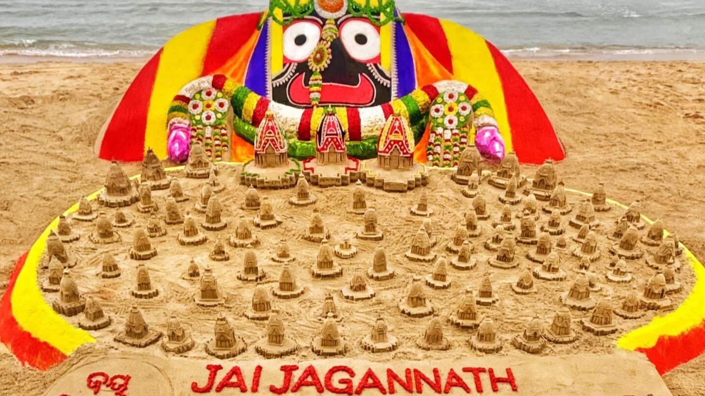 Sudarsan Patnaik sculpts Rath Yatra Jagannath idol on Puri beach