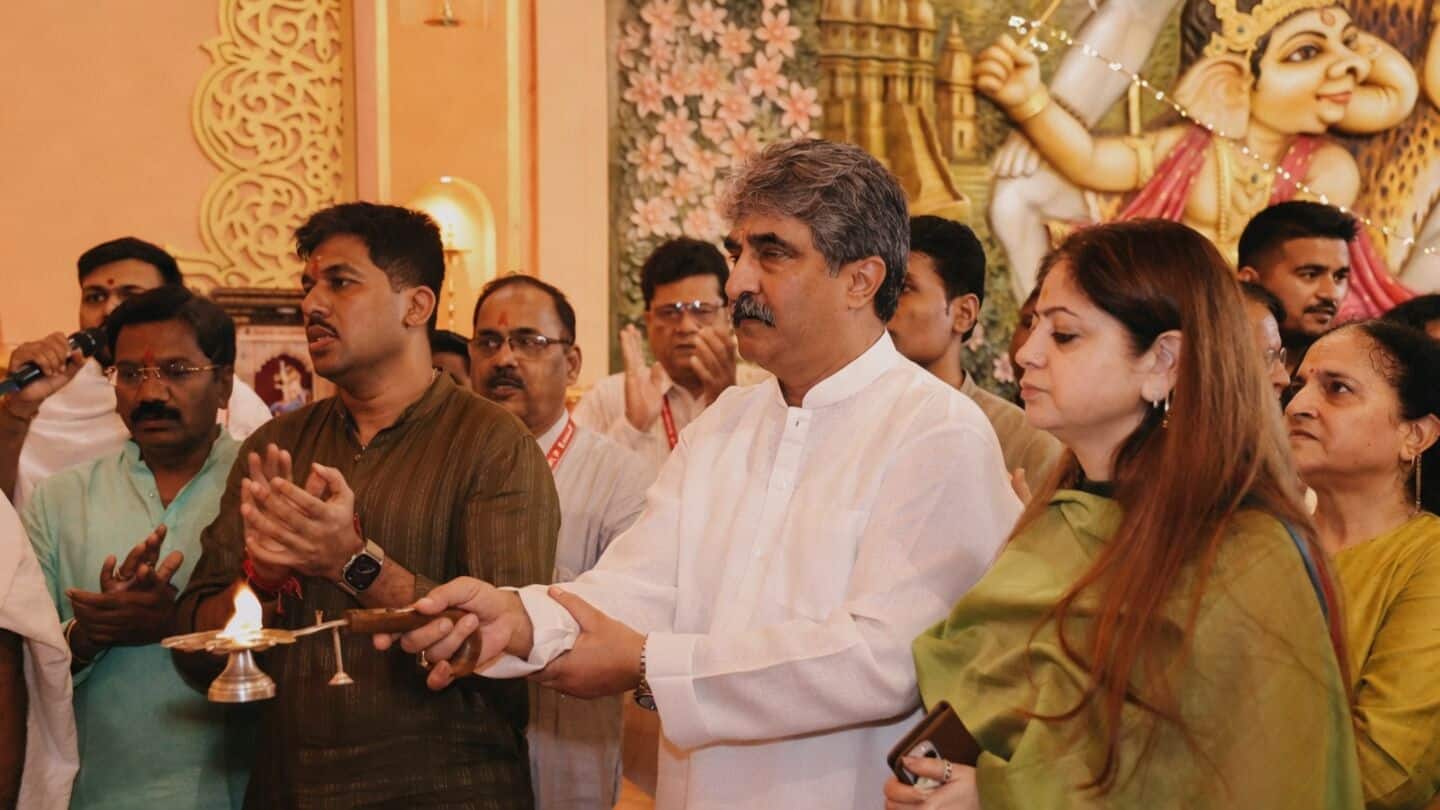 Pune Ganeshotsav draws military, sports and political visitors to mandals