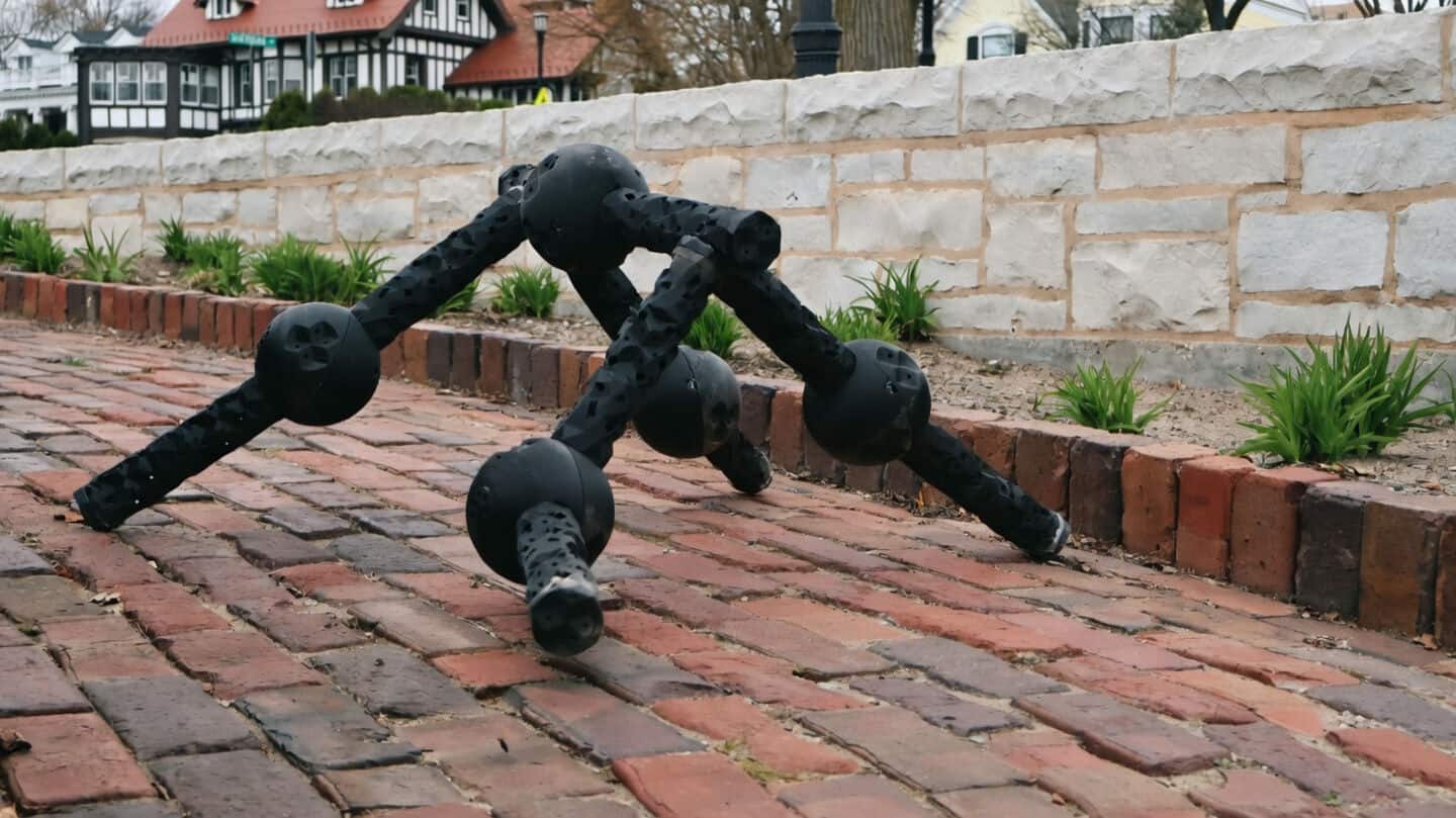 AI evolved robots that can survive being cut in half