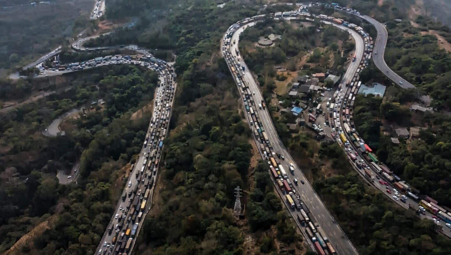 Holiday traffic jams clog Mumbai-Pune Expressway and Mumbai-Ahmedabad highway