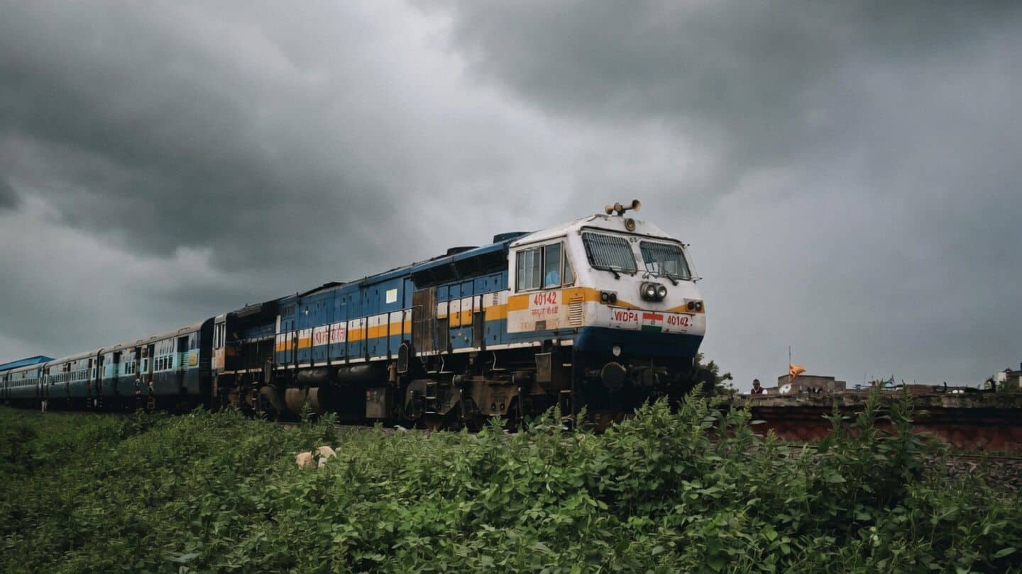 Loco pilot averts disaster on Banaras-Mumbai LTT Express Tuesday night