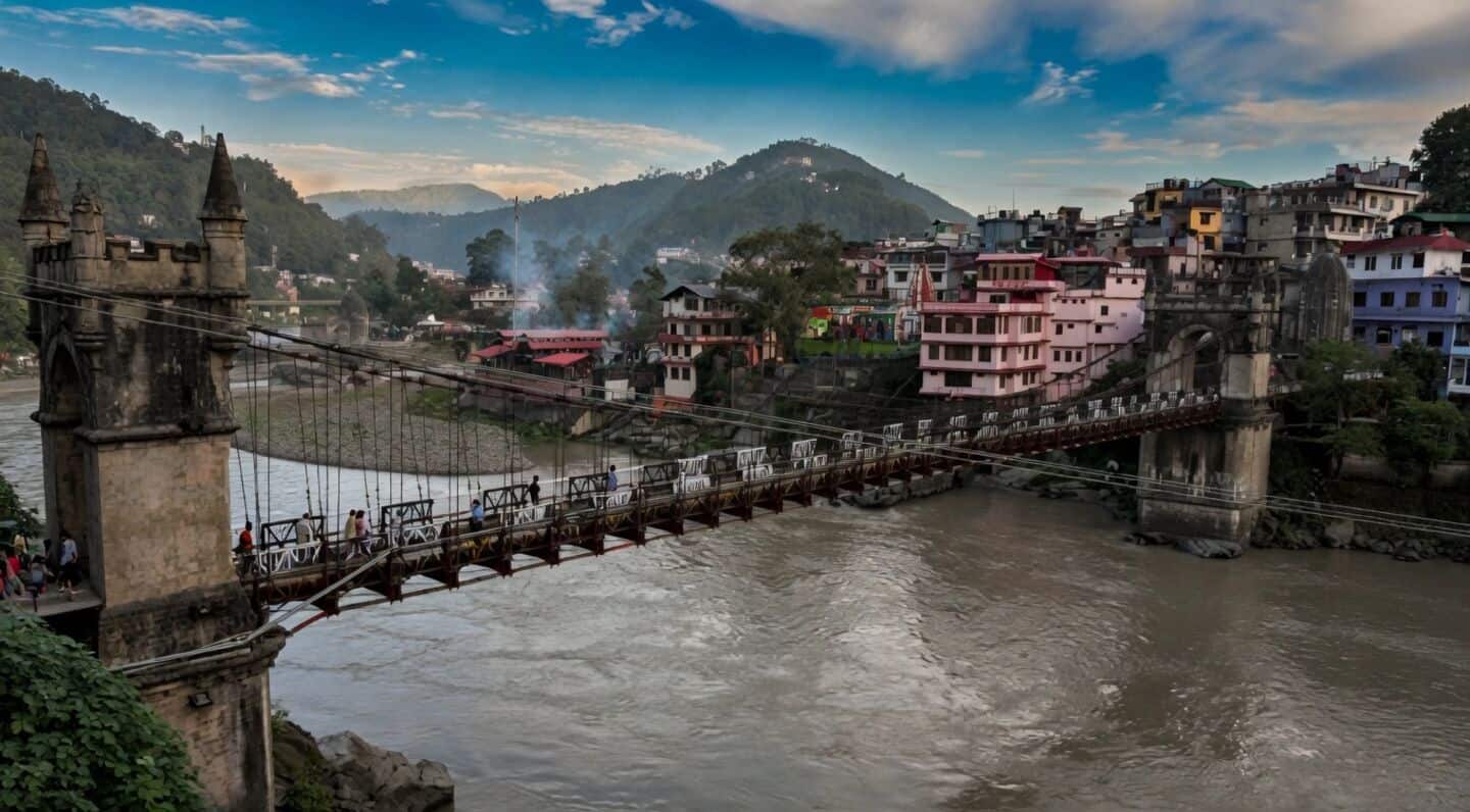हिमाचल प्रदेश: पुल बहने से फंसे 24 श्रद्धालु, रातभर की जद्दोजहद के बाद जांबाजों ने ऐसे बचाया